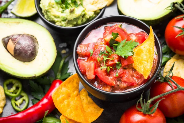 Latinamerican élelmiszer fél mártással, guacamole, salsa, hasábburgonya. — Stock Fotó