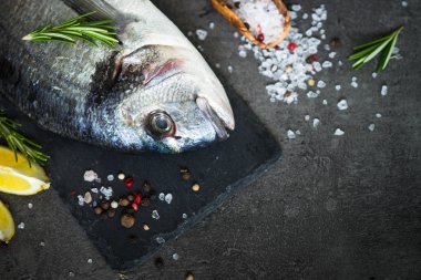 Dorado ve yemek pişirmek için malzemeler