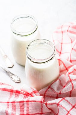 Kavanozların içinde Yunan yoğurt.