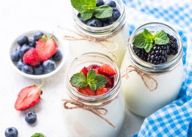 Çilek ile Yunan yoğurt.