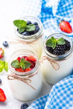 Çilek ile Yunan yoğurt.