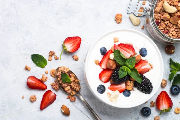 Grecki jogurt muesli i jagody wymieszać. Widok z góry. — Zdjęcie stockowe