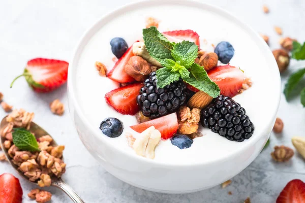 Греческий йогурт с мюсли и ягодами . — стоковое фото