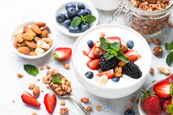 Griekse yoghurt muesli en bessen mix. — Stockfoto