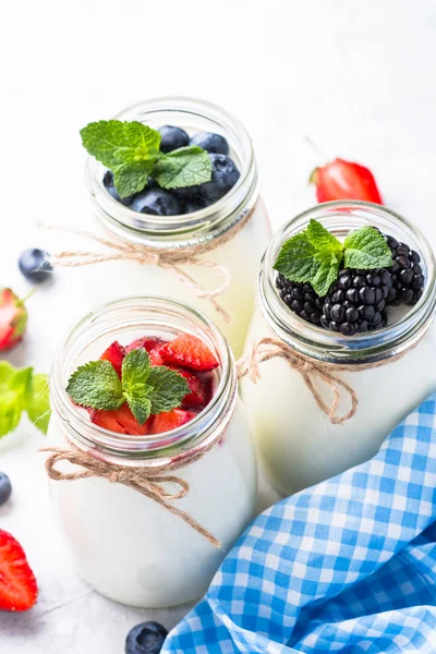 Свежий домашний йогурт с ягодами — стоковое фото