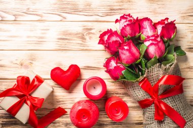 Kırmızı gül çiçek ve ahşap masa üzerinde mevcut kutusu. 