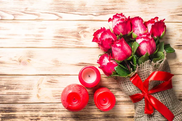 Rosa roja y caja de regalo en mesa de madera . — Foto de Stock