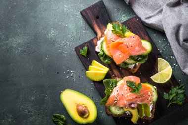 Açık sandviç somon ıspanak ve avokado.