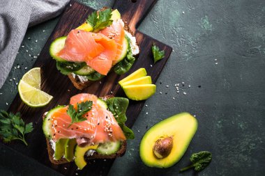 Açık sandviç somon ıspanak ve avokado.