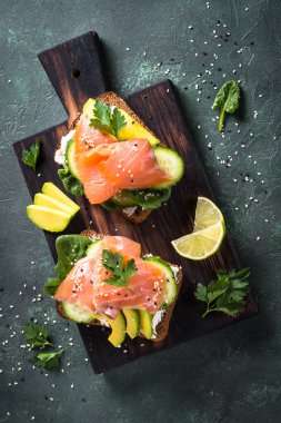 Açık sandviç somon ıspanak ve avokado.