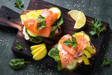 Açık sandviç somon ıspanak ve avokado.