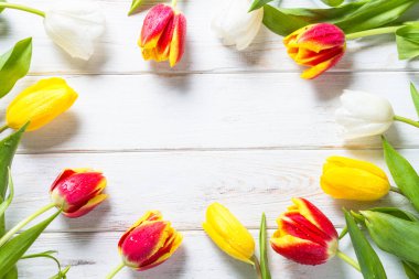 Lale beyaz tahta masada. Çiçek arka plan.