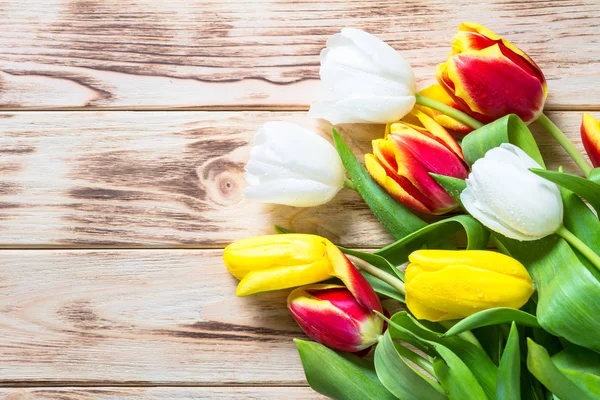Tulipanes sobre mesa de madera. Fondo de flores . —  Fotos de Stock