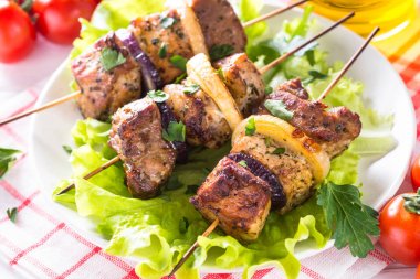 Izgara şiş kebap veya beyaz kebab.