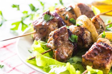 Izgara şiş kebap veya beyaz kebab.