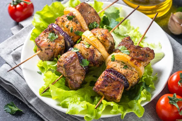 Izgara şiş kebap veya Şaşlık kapat.