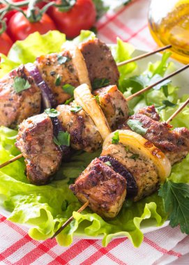 Izgara şiş kebap veya beyaz kebab.