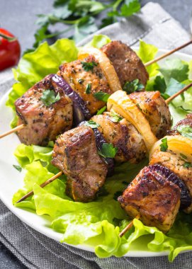 Izgara şiş kebap veya Şaşlık kapat.