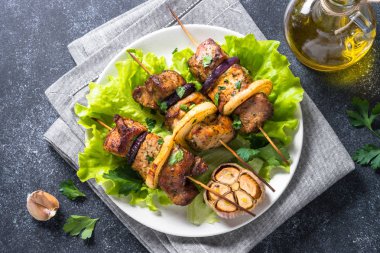 Izgara şiş kebap veya siyah taş masada kebab.