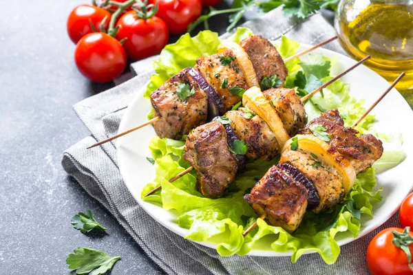 Izgara şiş kebap veya Şaşlık kapat.