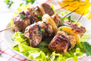 Izgara şiş kebap veya beyaz kebab.