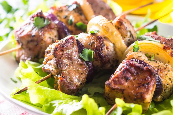 Shish kebab alla griglia o shashlik su bianco . — Foto Stock