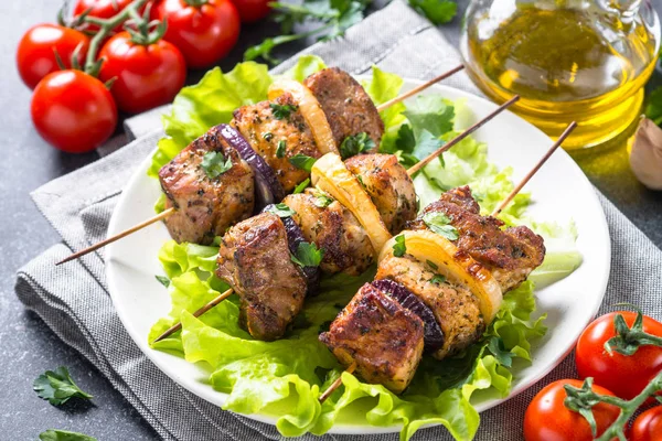 Gegrilde shish kebab of sjasliek close-up. — Stockfoto