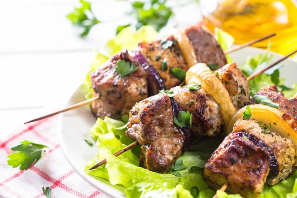 Shish kebab alla griglia o shashlik su bianco . — Foto Stock