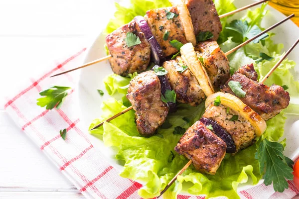 Kebab ou shashlik au shish grillé sur blanc . — Photo