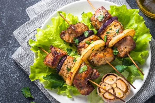 Shish kebab alla griglia o shashlik sul tavolo di pietra nera . — Foto Stock