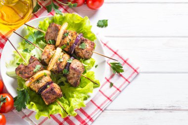 Izgara şiş kebap veya beyaz kebab.