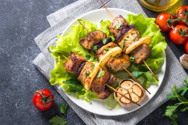 Izgara şiş kebap veya Şaşlık üzerinde siyah taş tablo Üstten Görünüm.