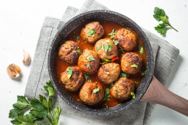 Top bir tavada domates soslu köfte görüntülemek. 