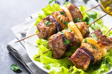 Izgara şiş kebap veya Şaşlık kapat.