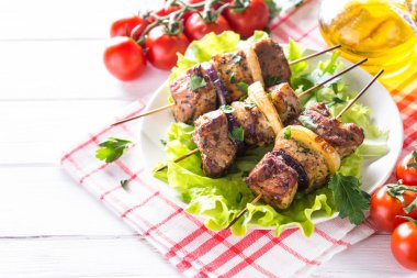 Izgara şiş kebap veya beyaz kebab.