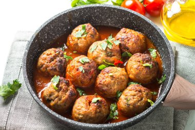Bir tavada domates soslu köfte. 