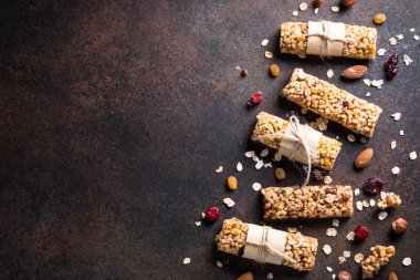 Granola barlar karanlık taş masada. Üstten Görünüm.