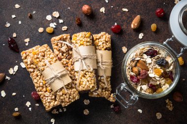 Granola barlar karanlık taş masada. Üstten Görünüm.