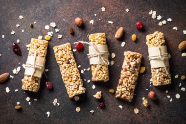 Granola barlar karanlık taş masada. Üstten Görünüm.