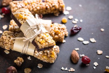 Granola barlar karanlık taş masada. 