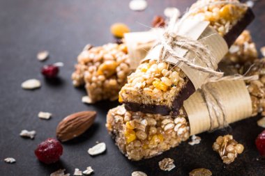 Granola barlar karanlık taş masada. 