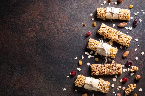 Granola barlar karanlık taş masada. Üstten Görünüm.