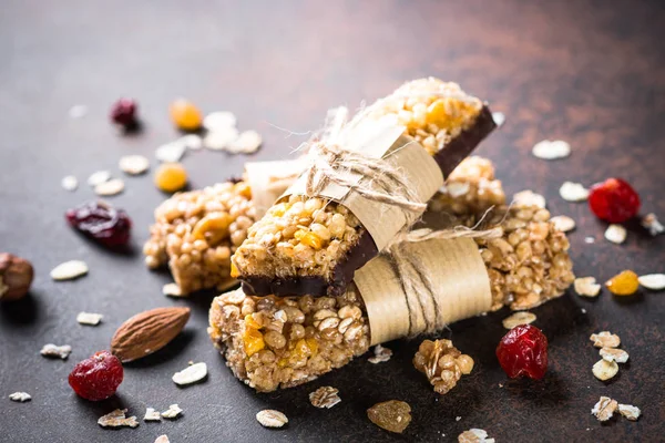 Granola barlar karanlık taş masada. 