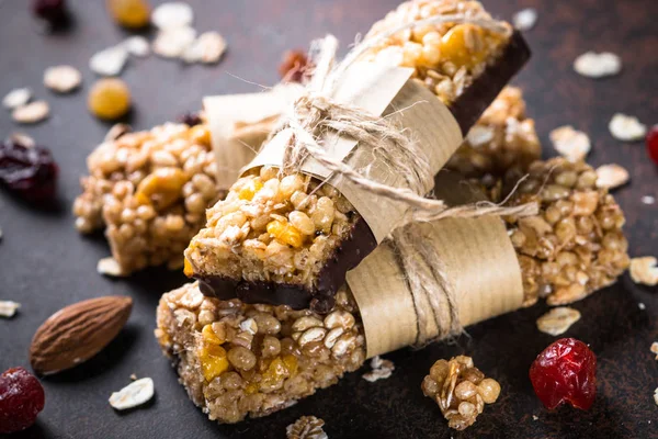 Granola barlar karanlık taş masada. 