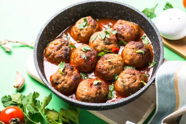 Bir tavada domates soslu köfte. 