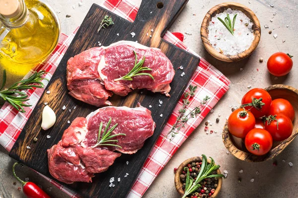 Bife cru costela olho com ingredientes de cozinha . — Fotografia de Stock