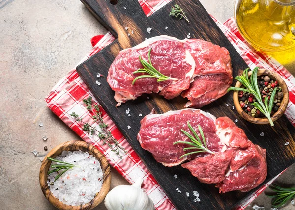 Raw beef steak with herbs top view. — Stock Photo, Image