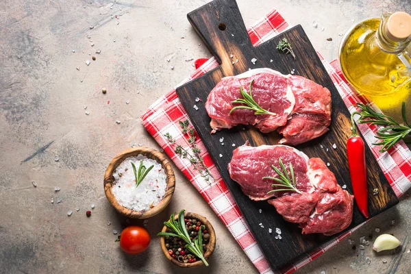 Bife cru costela olho com ingredientes de cozinha . — Fotografia de Stock