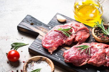 Sığır eti biftek pirzola otlar ile.