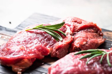 Ham sığır eti biftek pirzola otlar ile.